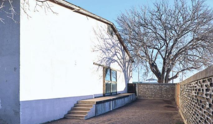 Adobe-walled courtyard, John Chamberlain building. Photo by Alex Marks