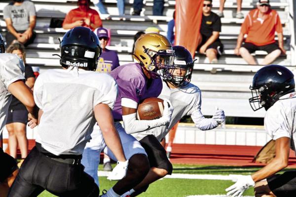 Junior Dae Hardwick played well on both sides of the ball, showing off one of the many weapons Alpine has for the 2025 Fightin’ Bucks season. Photo by Felipe Fierro