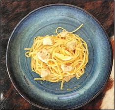 Linguine al Limone e Pollo garnished with lemon zest and fresh lemon slices. Photo by Kara Gerbert