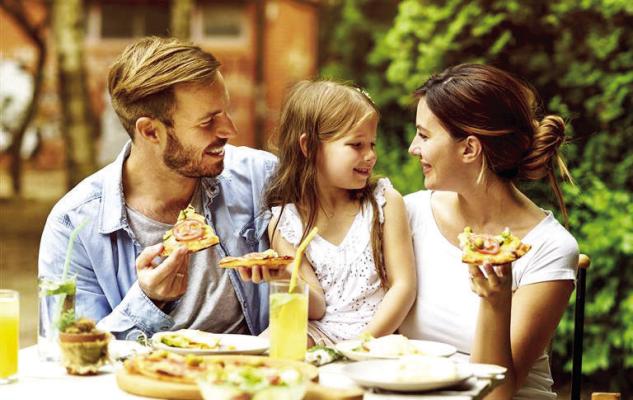 Visitors to town dine al fresco during last week’s spring break.