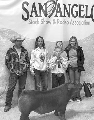 Ty Ritchie of Alpine is shown here with family and his 8th place Duroc pig that made the sale at the recent San Angelo Stock Show and Rodeo. Courtesy photo