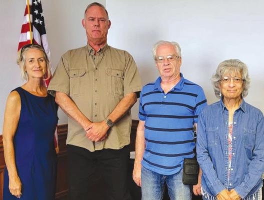  	Kiwanis welcomes new officers
