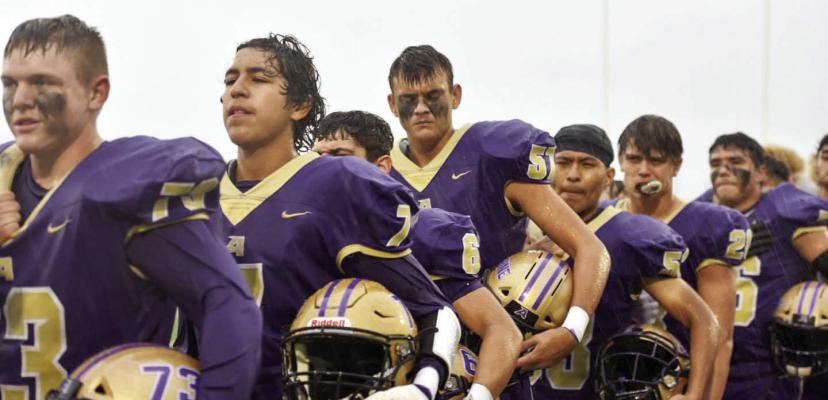 The Fightin’ Bucks prepare to take on the Fort Stockton Panthers on Sept. 2 in Alpine. Avalanche photo by Mesinda Llanez