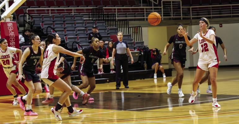 Sul Ross’ Victoria Aguayo passes the ball to teammate Emma Schumacher last Thursday night as the Lobos took on Oklahoma Christian. Photo by Kara Gerbert