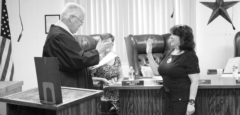 Last Tuesday evening, Judge Greg Henington swore in Catherine Eaves for her second term as Alpine city mayor. Photo by Joh Covington