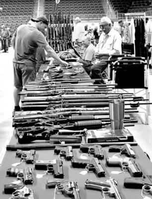Visitors examine vendors’ wares at an earlier Lions Club gun and knife show at the Gallego Center in Alpine. Avalanche photo by Gail Diane Yovanovich