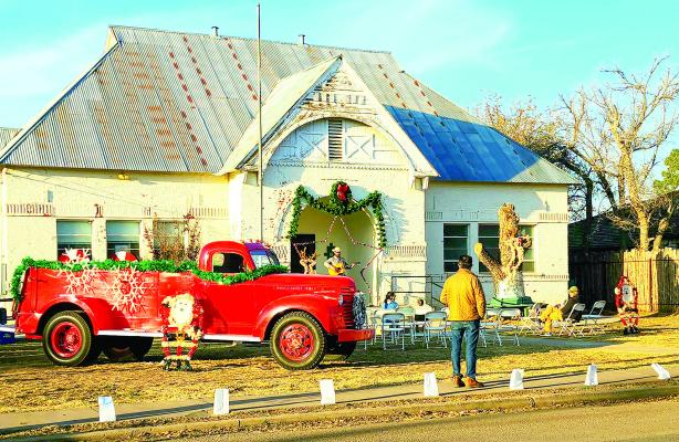 Alpine singer-songwriter Neil Trammell entertains families at this year’s Christmas Stroll. Held on Sul Ross Avenue, at the former Sunshine House this past Saturday evening, this is the Second Annual Christmas Stroll that was the created by Alpine Historical member Abbey Branch. Avalanche photo by Kara Gerbert