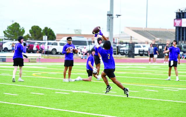 Alpine’s 7on7 team worked on their passing skills as they prepared to battle for a spot at the state tournament. Photo by Felipe Fierro
