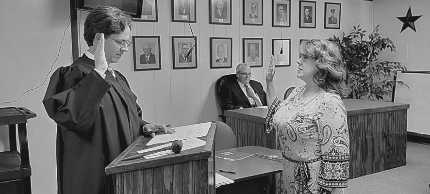 Catherine Eaves is sworn in by Judge Roy Ferguson at the May 17 council meeting. Avalanche photo by Roxanne Hill