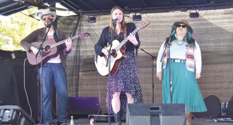 Anthony Ray Wright and Emilie Clepper entertained the Artwalk crowds on Saturday afternoon. Photo by David Kowal
