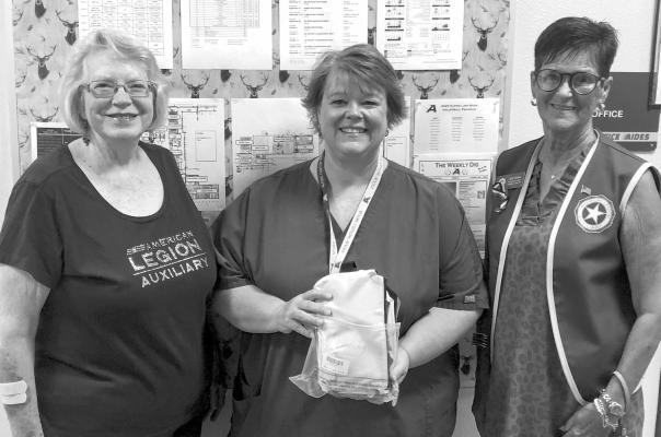 American Legion Auxiliary gives to students