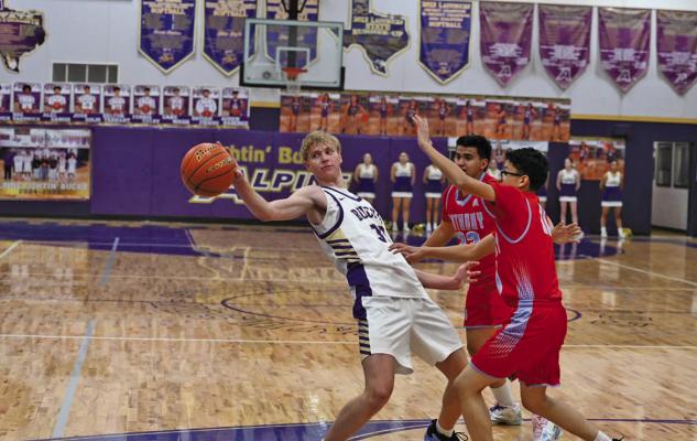 Alpine’s Zane Wash utilizes his long reach to keep control of the ball and away from the Wildcat defenders in the Bucks’ defeat over Anothony on Tuesday night. Photo by Felipe Fierro