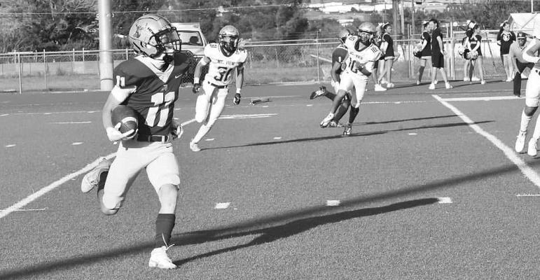 Alpine running back Logan Smith carries the ball towards the Bucks’ goal line during last Friday’s match-up against Mountain View. Photo courtesy of Felipe Fierro