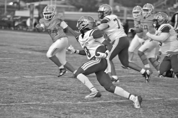 Alpine’s Tae Hardwick carries the ball away from a struggling Wildcat defense during the Bucks’ defeat of Anthony last Friday.