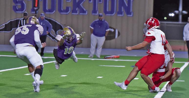 Senior Iden Lujan dives towards the Stanton kicker last Thursday in the bid for the Bi-District Championship. Alpine faced off against the Buffaloes in Fort Stockton, where they ultimately fell 28-49. Photo courtesy of Noe Lujan
