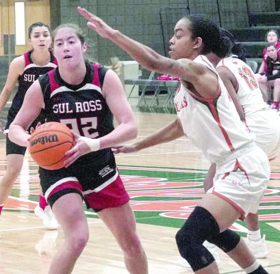 Lady Lobo Marley Rokas looks for an open teammate during Conference play this past Saturday against UT Dallas in Richardson. Photo by Peter Dindinger