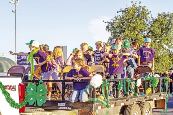 Alpine’s Twin Peaks 4-H Club got in on the homecoming fun last Wednesday, throwing candy and cheer to the crowd. Photo by Kara Gerbert