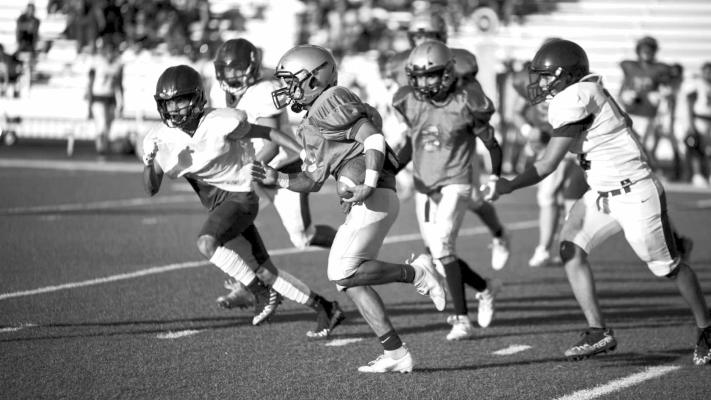 Jesse Portillo heads towards the endzone in last Thursday’s scrimmage against the Pecos Eagles. Photo by Felipe Fierro
