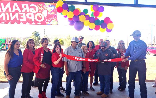 The Alpine Ambassadors, along with employees and other representatives from the City of Alpine, were on hand for a ribboncutting ceremony last Wednesday to celebrate the official grand opening of the new Pueblo Nuevo Park. The celebration included free hot dogs and other giveaways for the Alpine community. The new park is located between South Hancock and Chastain streets and between Avenue H and Gallego Avenue. Photo by Kara Gerbert