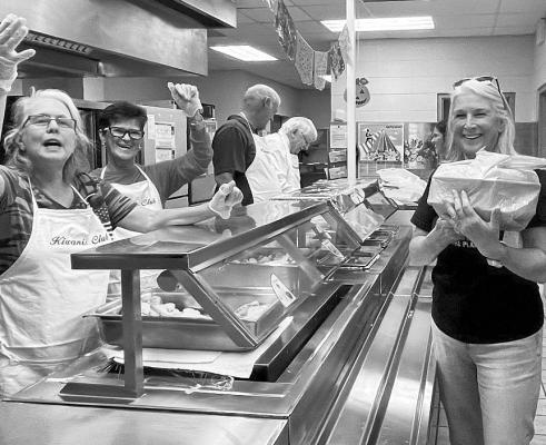Alpine Kiwanis Club members Sara Stropoli and Judy Stokes serve up dinner to Jan Moeller at the club’s annual spaghetti supper on Oct. 13 at Alpine Elementary School. Avalanche photo by Gail Diane Yovanovich