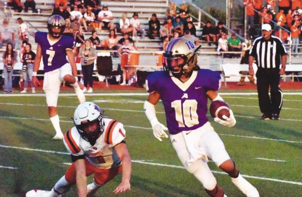 Fighting’ Buck running back Diego Monclova rushes with the ball against the Wink Wildcats before his second half injury. Photo by Felipe Fierro
