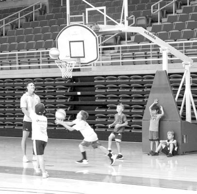 Sul Ross freshman Jayden Canaba shows young basketball players the ropes during the youth basketball camp hosted by the Lobo Men’s basketball program last week. Photo by Joh Covington
