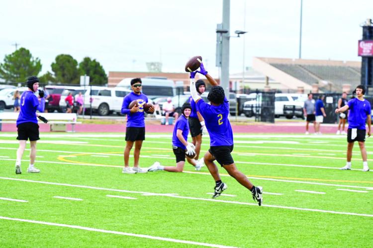 Alpine’s 7on7 team worked on their passing skills as they prepared to battle for a spot at the state tournament. Photo by Felipe Fierro