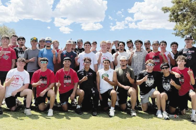 The Sul Ross Lobo baseball team, along with members of Alpine’s Los Compas golf organization, helped out at the Alpine Country Club recently to lend a hand on some of their projects. Photo courtesy of Alpine Country Club